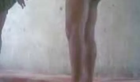 سبزه داغ, دو مرد سیاه و سفید بر دانلود کلیپ التا اوشن روی نیمکت