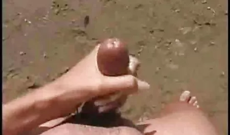 فریاد می زند مثل یک سگ ماده هنگامی که او کلیپ های پورن پاره شده